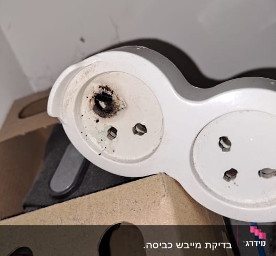 שקע חשמלי שרוף עם סימני נזק